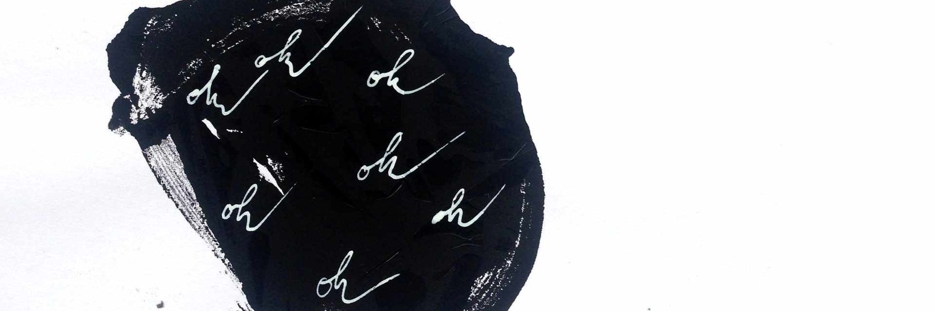 künstlerische Arbeit: schwarzer Klecks mit eingeritzen Buchstaben OK